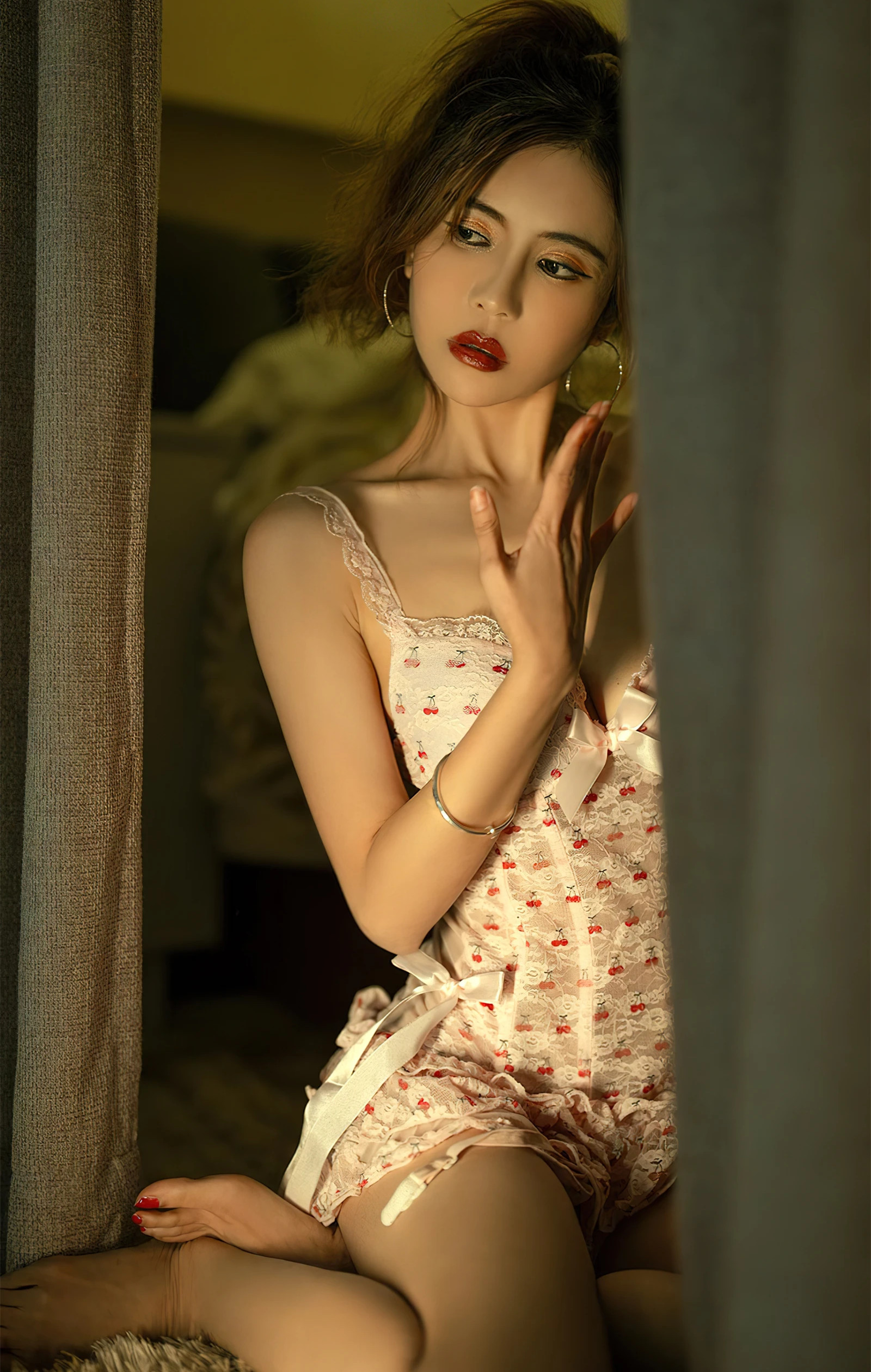 田小燕/Ugirls爱尤物/在温馨的居家环境中，田小燕身着粉色薄纱吊带睡裙，展现出辣妹身材与美胸女神的魅力，健身翘臀与端庄妩媚的气质交相辉映。