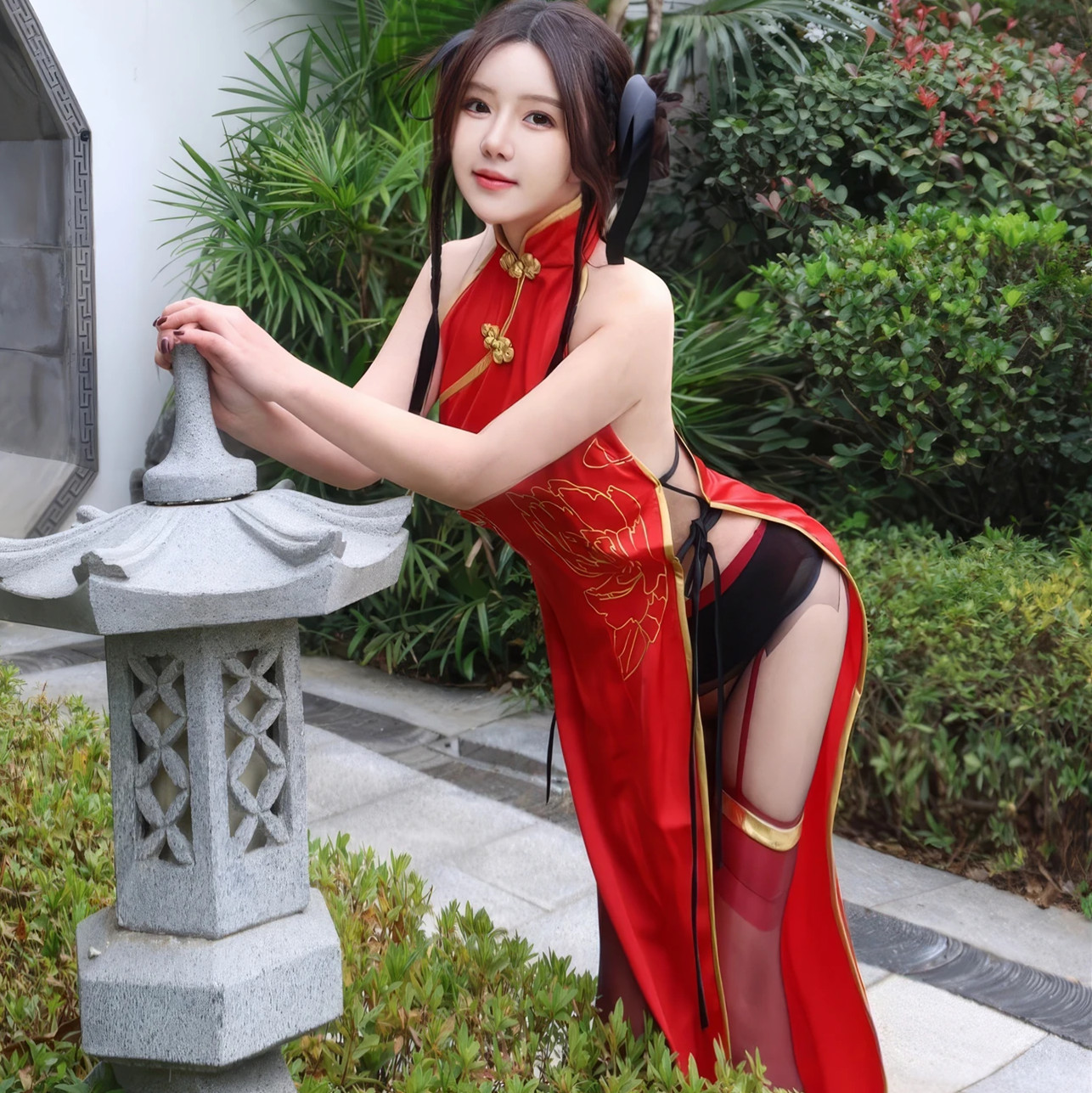 小薯条演绎红色旗袍魅力，古典庭院展现修长美腿