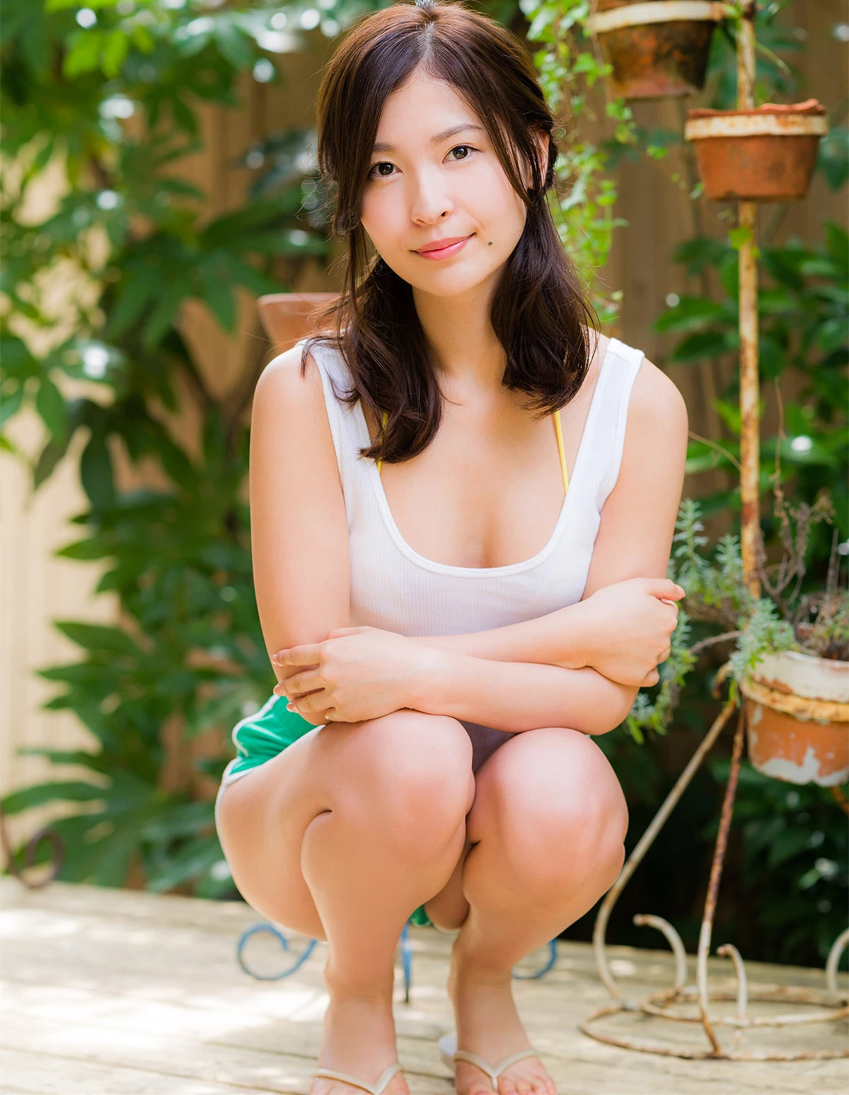 和久井雅子/和久井雅子/在庭院和露台的优雅环境中，和久井雅子身着白色情趣装，展现出高挑苗条的身姿与紧身裤翘臀，完美诠释日系女神的纯白气质与文艺魅力。