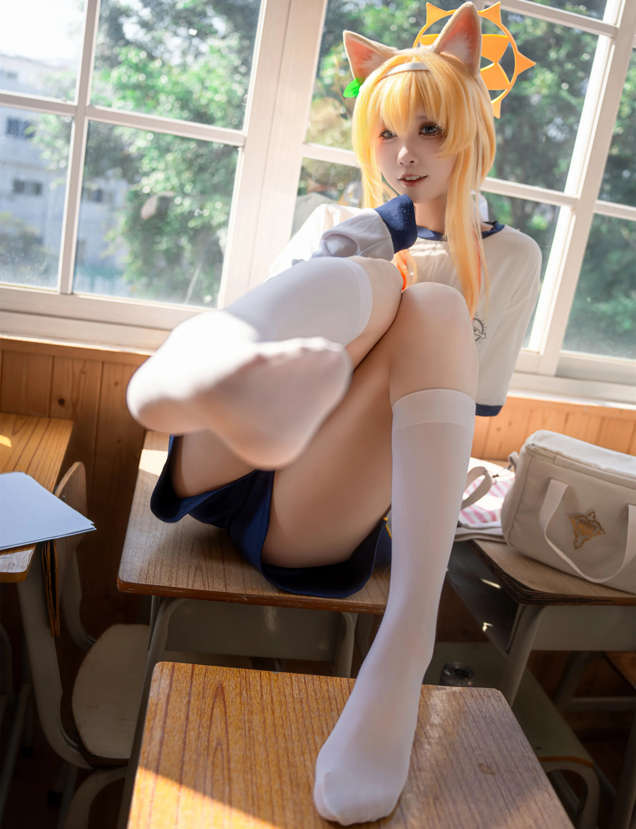 纸悦/纸悦/写真集《玛丽体操服》由纸悦Etsu_ko演绎，以学妹制服为核心造型，取景于安静教室环境，呈现出文艺小众风格下的性感角色扮演写真。镜头下她如初恋般清澈纯净，体态自然，气质温柔，是校园感Cosplay作品中的细腻佳作。