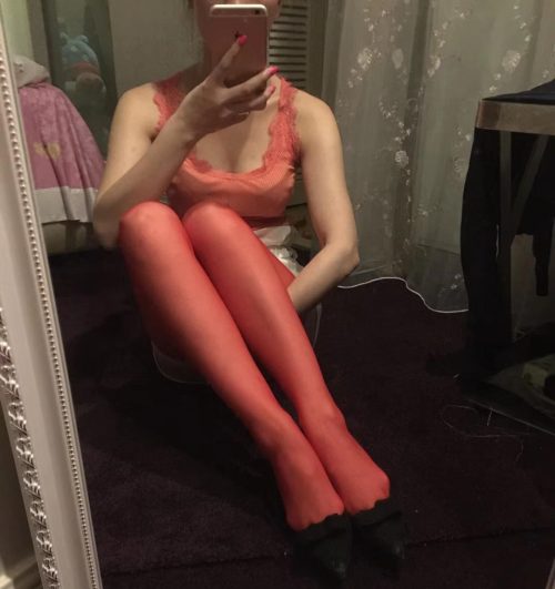 居家少妇的红色丝袜高跟美腿