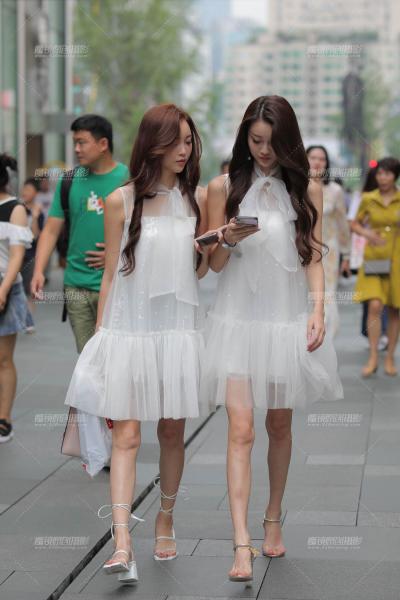 [街拍美腿]白色薄纱裙长腿姐妹花