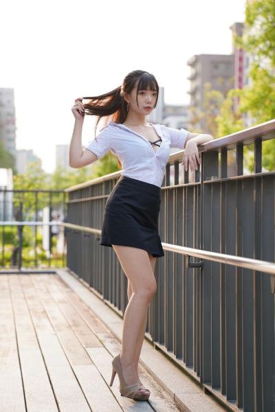 台湾腿模丝袜高跟鞋美腿外拍 陳家琳 短裙高跟美腿