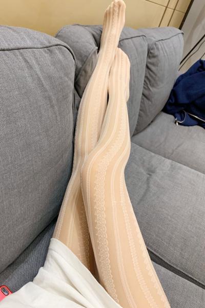 沙发上的白提花蕾丝袜
