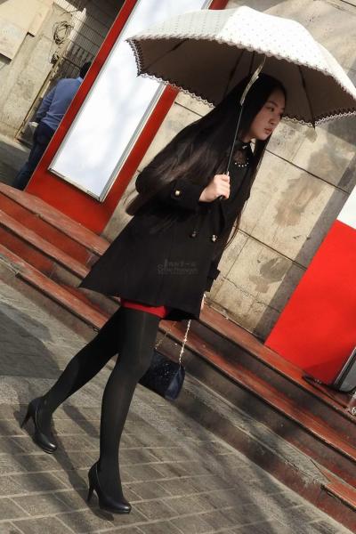 [街拍美腿]打着太阳伞的厚丝美腿妹子