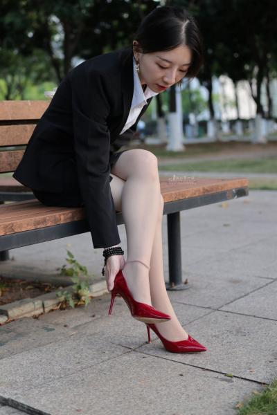 [街拍精选]小秘书肉丝美腿红色高跟鞋