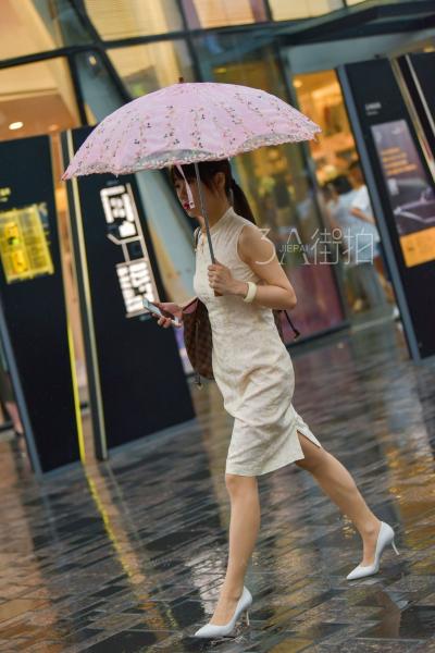 [街拍美腿]雨中打着伞的旗袍肉丝美腿少妇