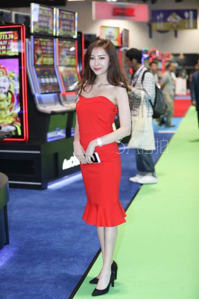 [街拍精选]电玩展上的红裙气质模特