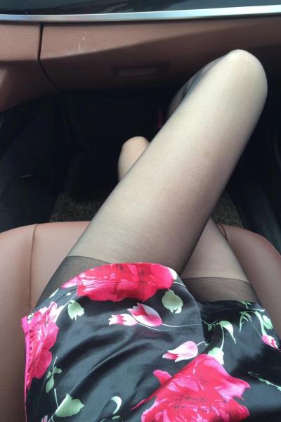 少妇分享她在车内自拍的黑丝美腿照片