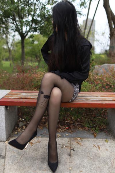 公园银亮包臀裙黑丝高跟美腿